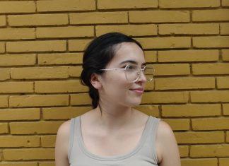 Y MUDADA SU PIEL, PUDO PROSEGUIR, (SOBRE «A LO MEJOR SOY UNA POLILLA»).